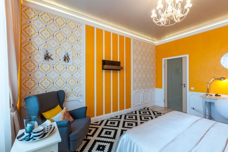 Комбинирование обоев в спальне дизайн фото – выделение обоями зоны кровати