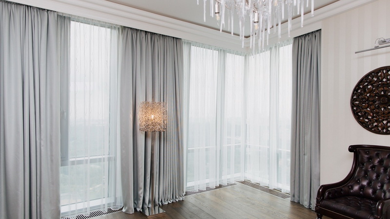 Идеи как красиво повесить шторы в зале: способы драпировки и декора (80+  фото)