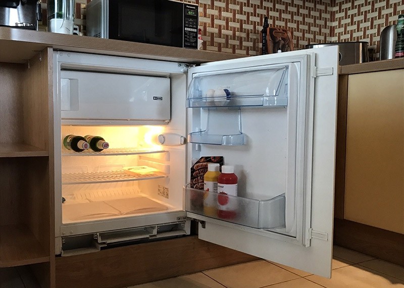 Встроенный холодильник в кухонный гарнитур: фото, варианты удачного .