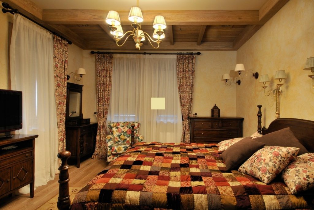 Дизайн интерьера спальни в стиле шале