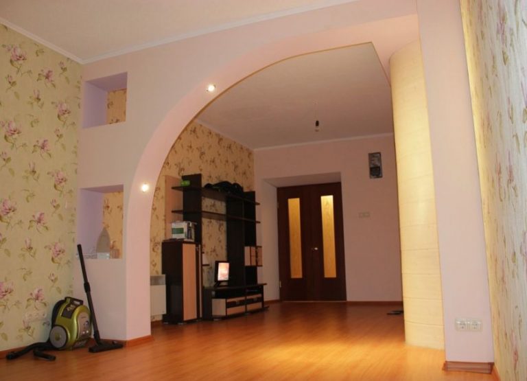 Дизайн арки в гостиной