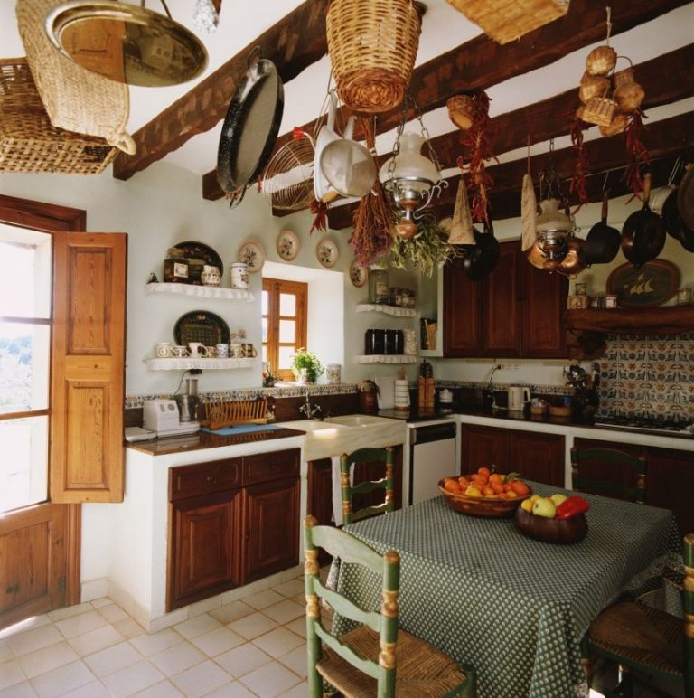 Небольшая кухня в деревенском стиле