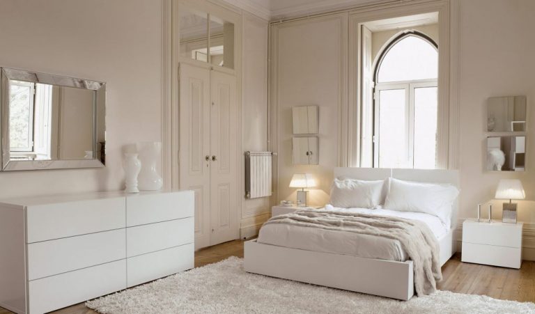 Белая и бежевая мебель в одной комнате