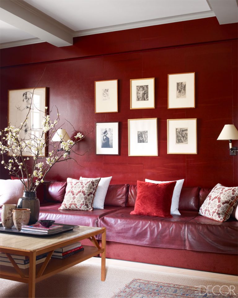 Бордовый диван в интерьере гостиной фото с чем сочетать